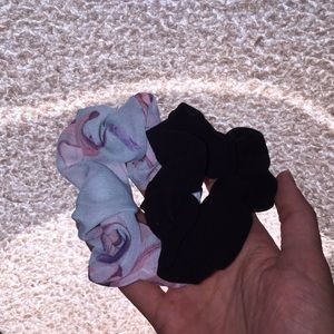 2 scrunchies